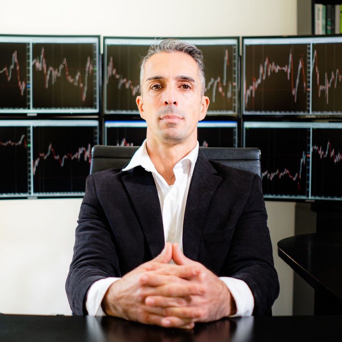 Ariel Squeo, CEO Fundador de ICB Instituto de Capacitación Bursátil, en su mesa de operaciones